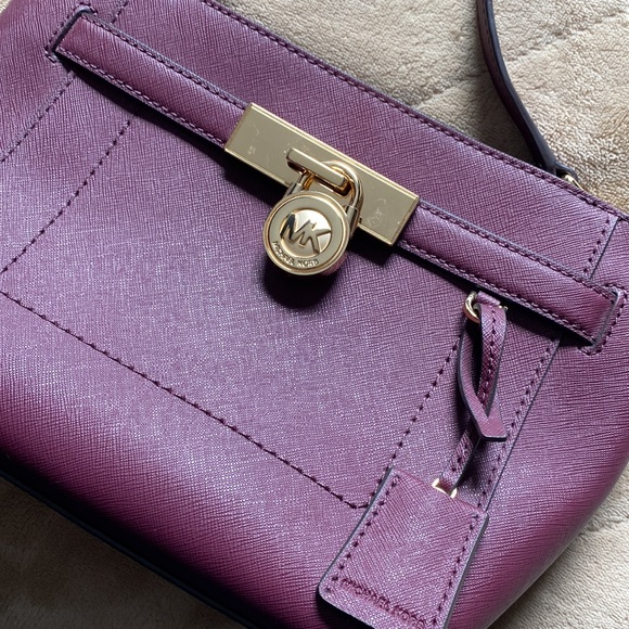MICHAEL KORS HAMILTON TRAVELER PLUM MINI MESSENGER - Picture 2 of 8